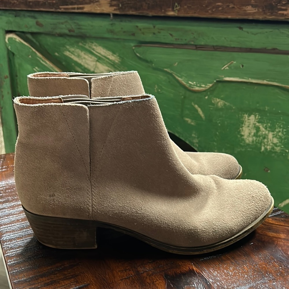 LUCKY BRAND Tan Suede booties with back zipper size 8.5